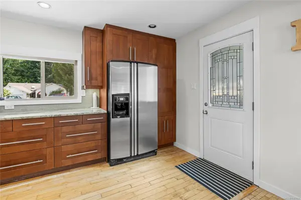 5567 Ventura Dr, Nanaimo, BC V9T 5M6