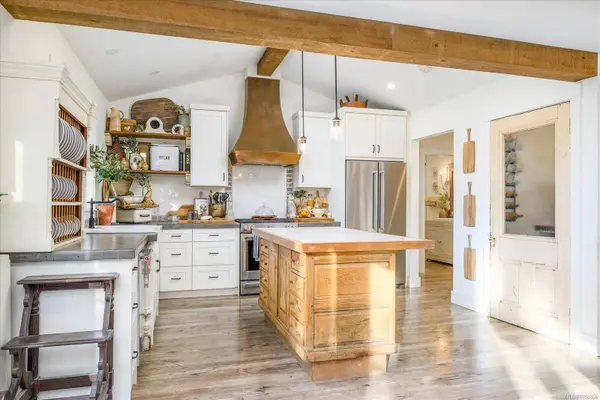 7128 Benwaldun Rd, Lantzville, BC V0R 2H0