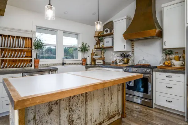 7128 Benwaldun Rd, Lantzville, BC V0R 2H0