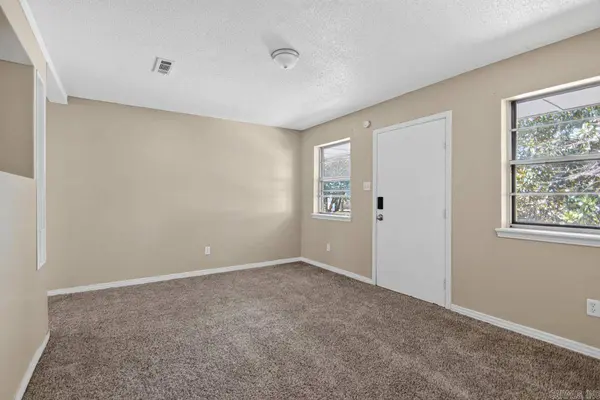 10 Compass Pt, Sherwood, AR 72120-1630