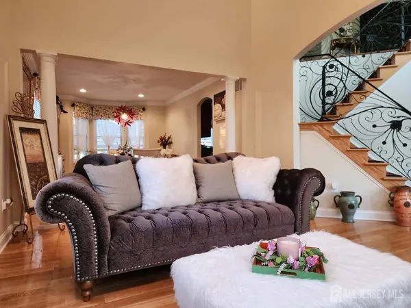 22 Downs DR, Sayreville, NJ 08872