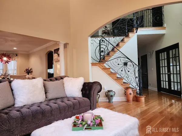 22 Downs DR, Sayreville, NJ 08872