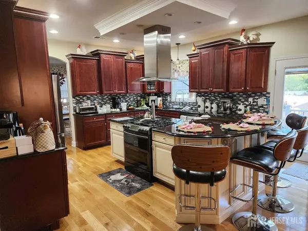 22 Downs DR, Sayreville, NJ 08872