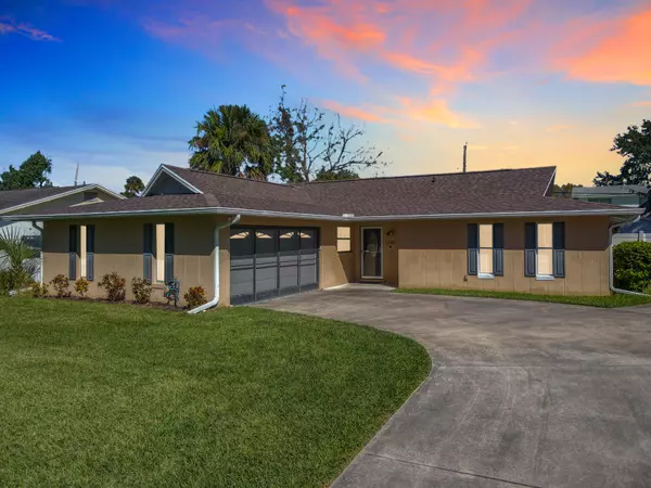 1725 Jacobs Rd, South Daytona, FL 32119-1907