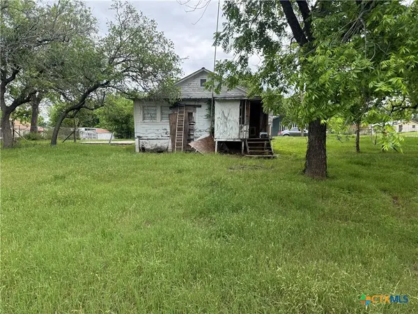 805 W Avenue C, Lampasas, TX 76550