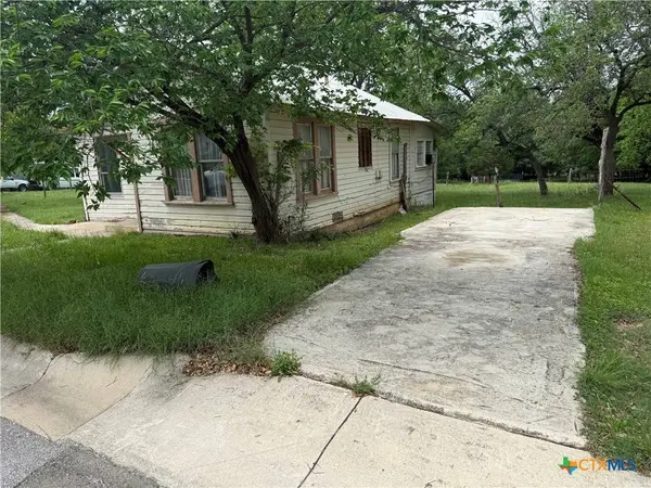 805 W Avenue C, Lampasas, TX 76550