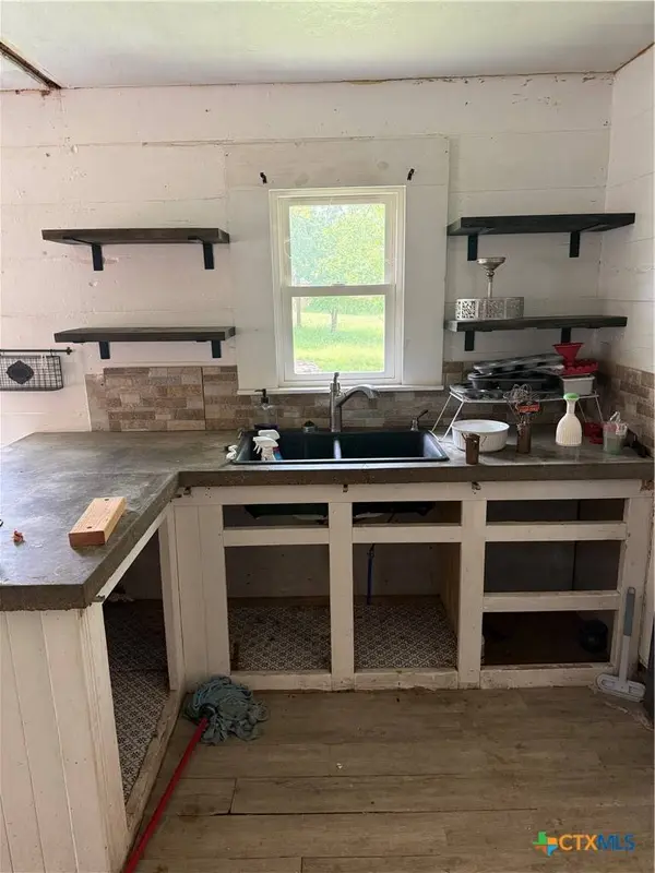 805 W Avenue C, Lampasas, TX 76550