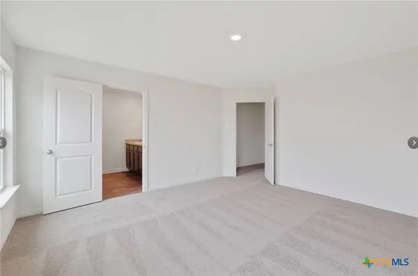 301 Crescent Park DR, Jarrell, TX 76537