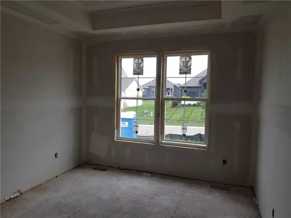 4271 Aspen DR, Basehor, KS 66007