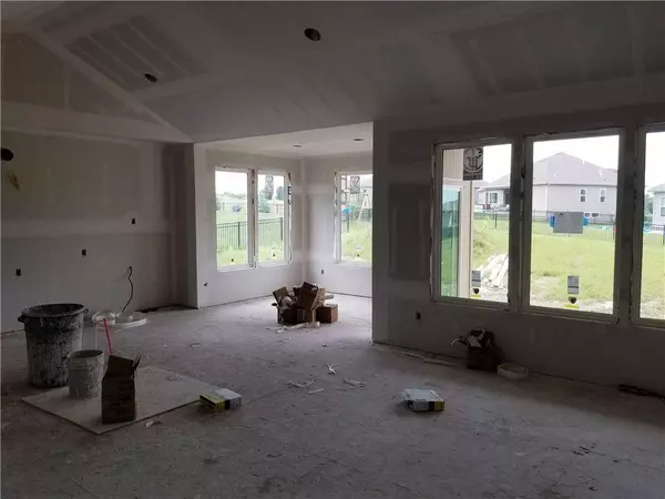 4271 Aspen DR, Basehor, KS 66007