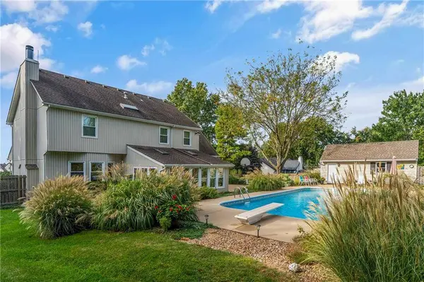 11600 W 156th TER, Overland Park, KS 66221