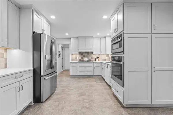 8698 W 101st ST, Overland Park, KS 66212