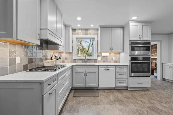 8698 W 101st ST, Overland Park, KS 66212