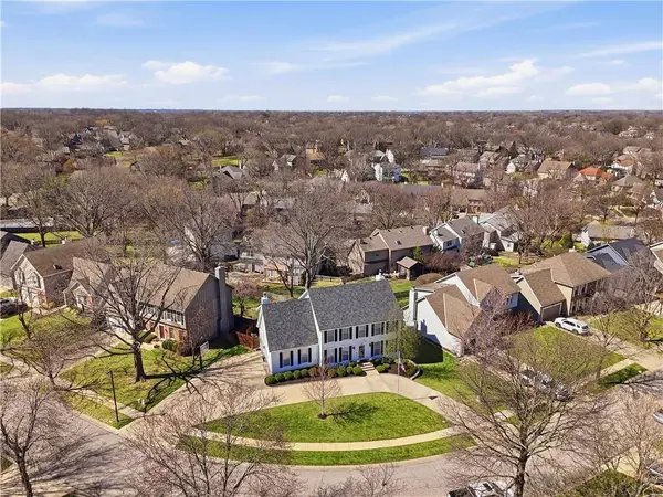 8410 Greenwood CIR, Lenexa, KS 66215