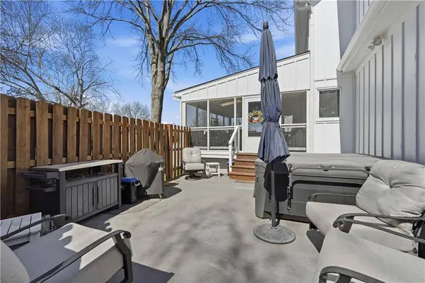 8410 Greenwood CIR, Lenexa, KS 66215