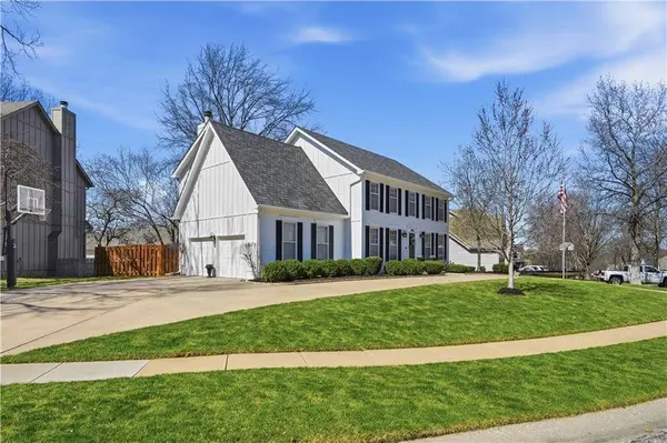 8410 Greenwood CIR, Lenexa, KS 66215