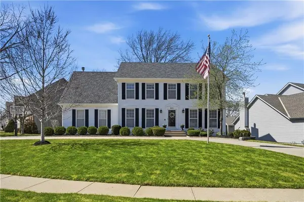 8410 Greenwood CIR, Lenexa, KS 66215