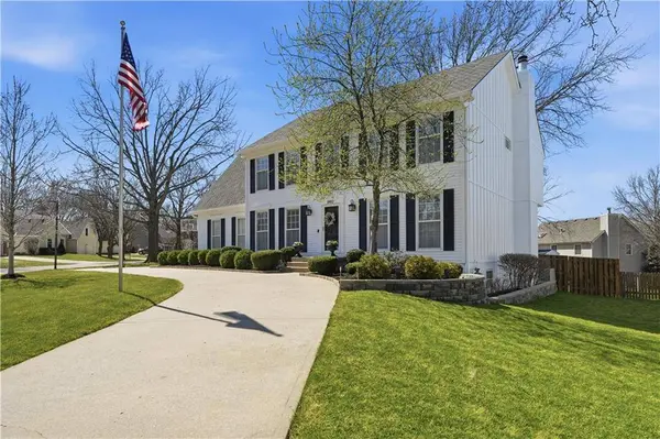 8410 Greenwood CIR, Lenexa, KS 66215