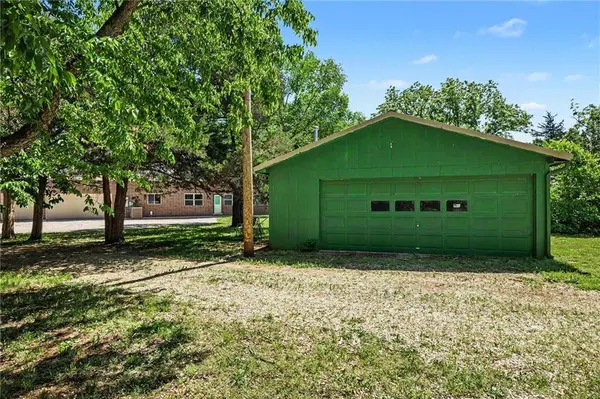 57 W Lake RD, Farlington, KS 66734