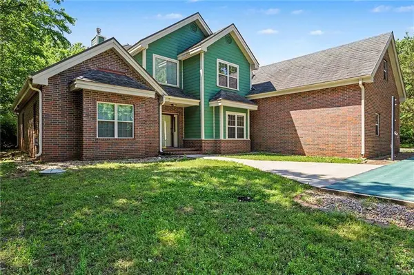 58 W Lake RD, Farlington, KS 66734
