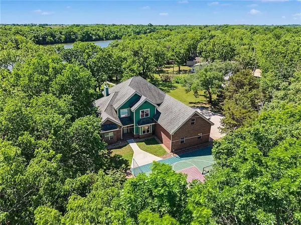 58 W Lake RD, Farlington, KS 66734