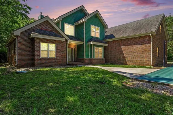 58 W Lake RD, Farlington, KS 66734