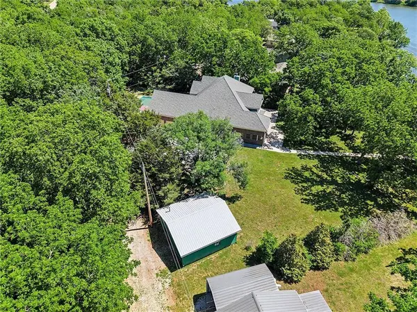57 W Lake RD, Farlington, KS 66734
