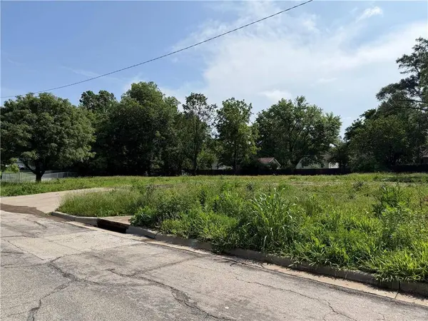 8117 Jarboe ST, Kansas City, MO 64114