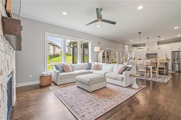 11563 S Montclaire DR, Olathe, KS 66061