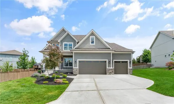 11563 S Montclaire DR, Olathe, KS 66061