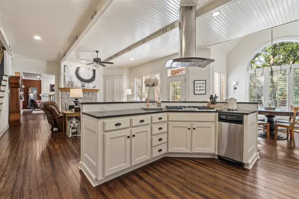 2645 W 139th TER, Leawood, KS 66224