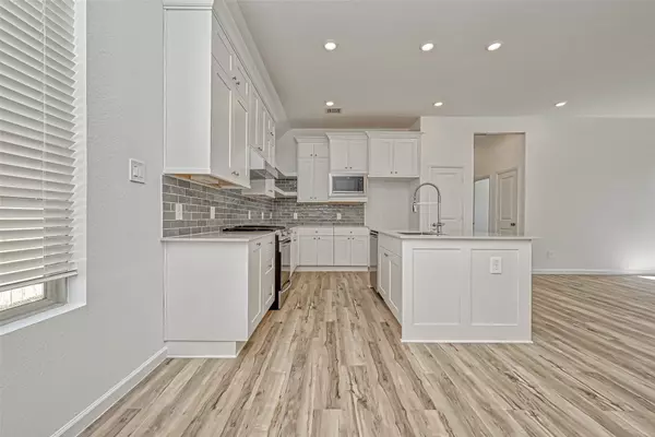 1429 Northwood Bluff LN, Pinehurst, TX 77362