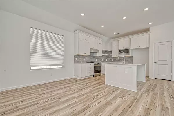 1429 Northwood Bluff LN, Pinehurst, TX 77362