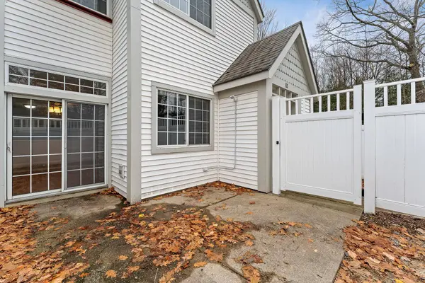 82 Winding Brook DR, South Burlington, VT 05403