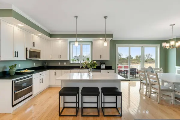 31 Vale DR, South Burlington, VT 05403