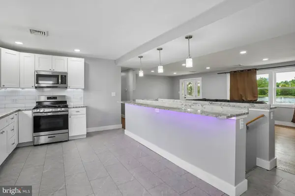 3 LAKESIDE LANE, Carneys Point, NJ 08069