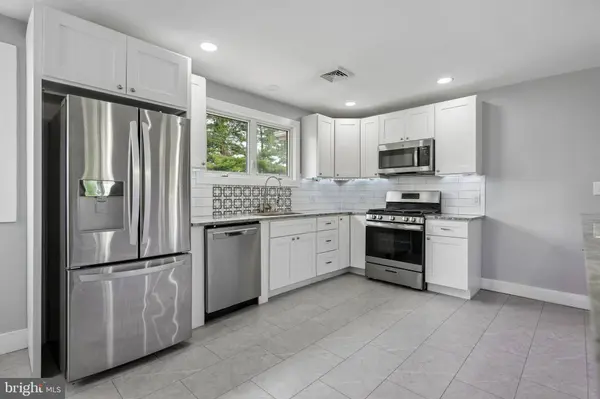 3 LAKESIDE LANE, Carneys Point, NJ 08069