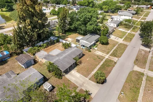 915 Hibiscus LN, North Fort Myers, FL 33903