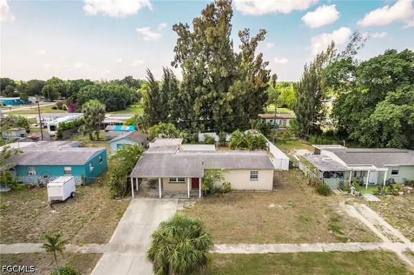 915 Hibiscus LN, North Fort Myers, FL 33903