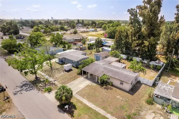 915 Hibiscus LN, North Fort Myers, FL 33903