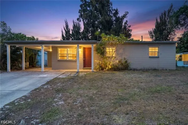 915 Hibiscus LN, North Fort Myers, FL 33903