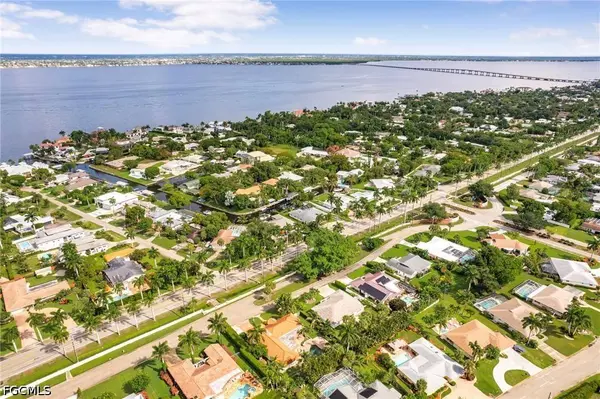 5231 Greenbriar DR, Fort Myers, FL 33919