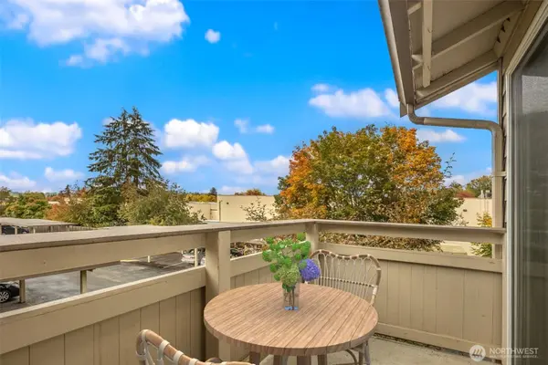 14200 NE 171st ST #D202, Woodinville, WA 98072