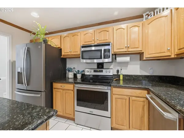 6842 JESSICA DR, Springfield, OR 97478