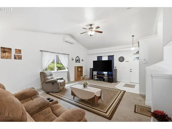 6842 JESSICA DR, Springfield, OR 97478