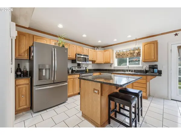 6842 JESSICA DR, Springfield, OR 97478