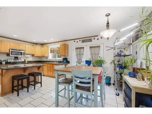 6842 JESSICA DR, Springfield, OR 97478