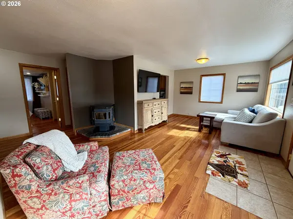 945 2ND ST, Bandon, OR 97411