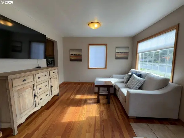 945 2ND ST, Bandon, OR 97411