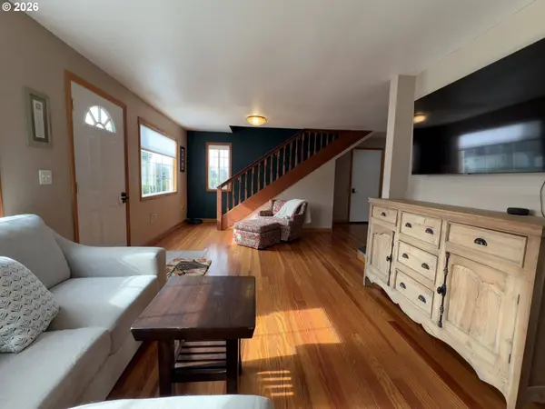 945 2ND ST, Bandon, OR 97411